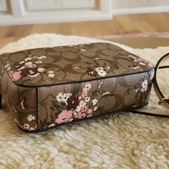 Beautiful Coach Evergreen Wildflower Signatue Camera Style Crossbody Bag 🩷🤍 - Picture 9 of 16